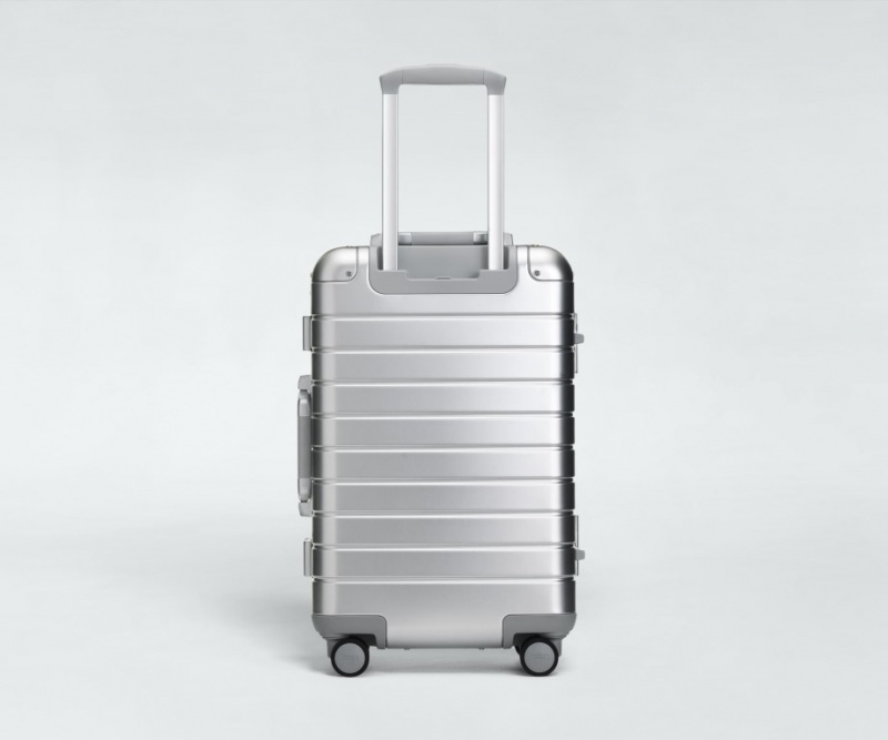 Maleta Away Bigger Carry-On: Aluminum Edition Plateados | rPIOzspGVJH